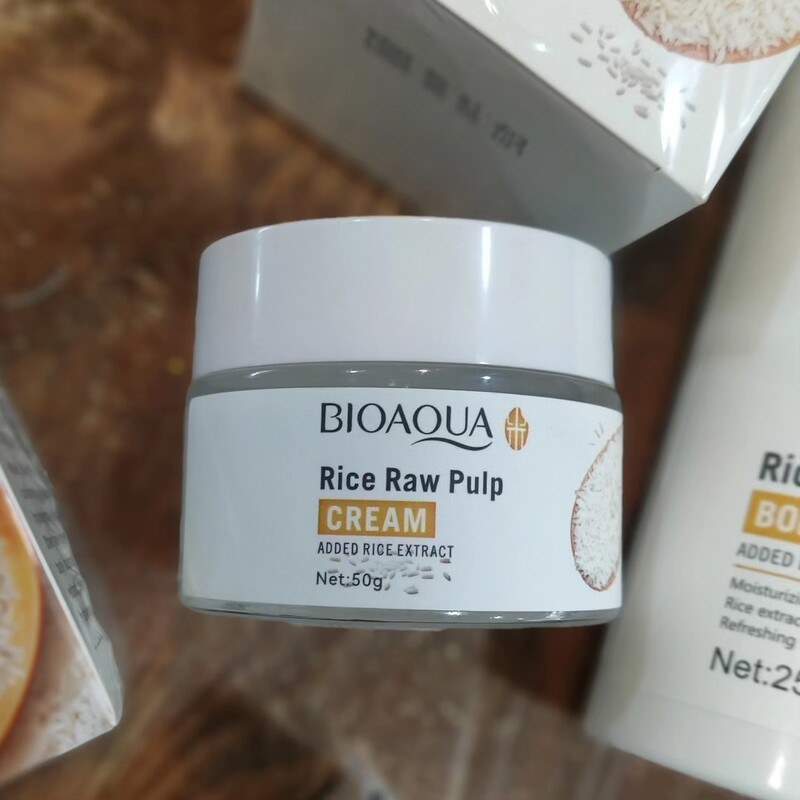 رطوبت رسان قوی پوست تغذیه کننده پوست رفع کننده زبری و خشکی پوست نرم و لطیف کننده پوست صاف کننده پوست کنترل کننده میزان چربی پوست روشن کننده پوست کاهش دهنده چین و چروک ضد پیری حاوی عصاره برنج و عصاره‌های گیاهی